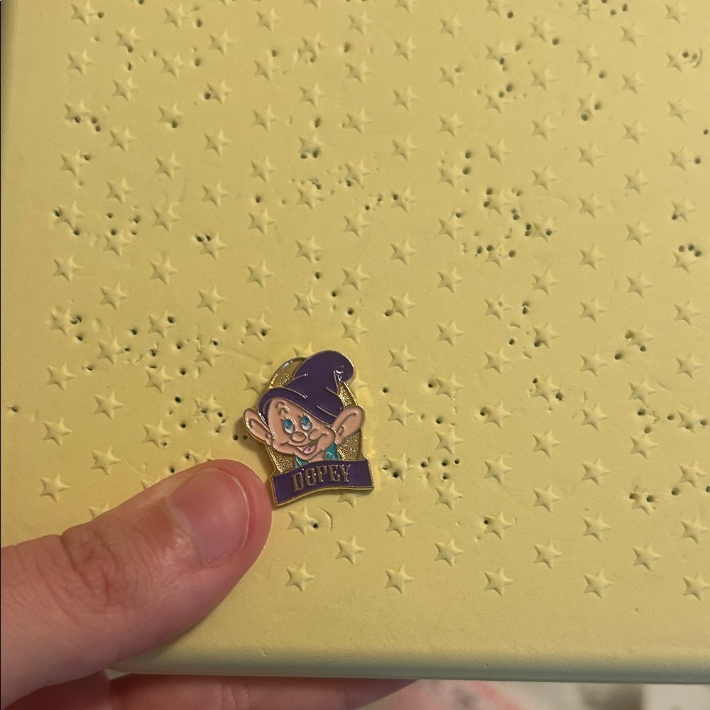 Dopey vintage pin